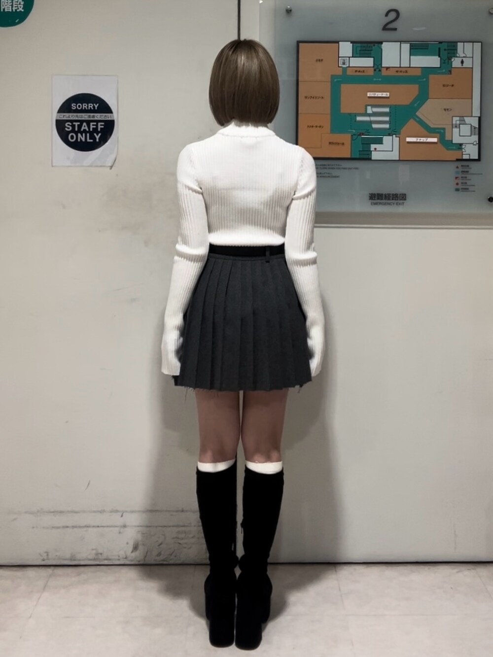 ホワイト系のニット/セーター、その他のブルゾン、グレー系のスカートを着用したレディースの秋コーディネートの6枚目の写真