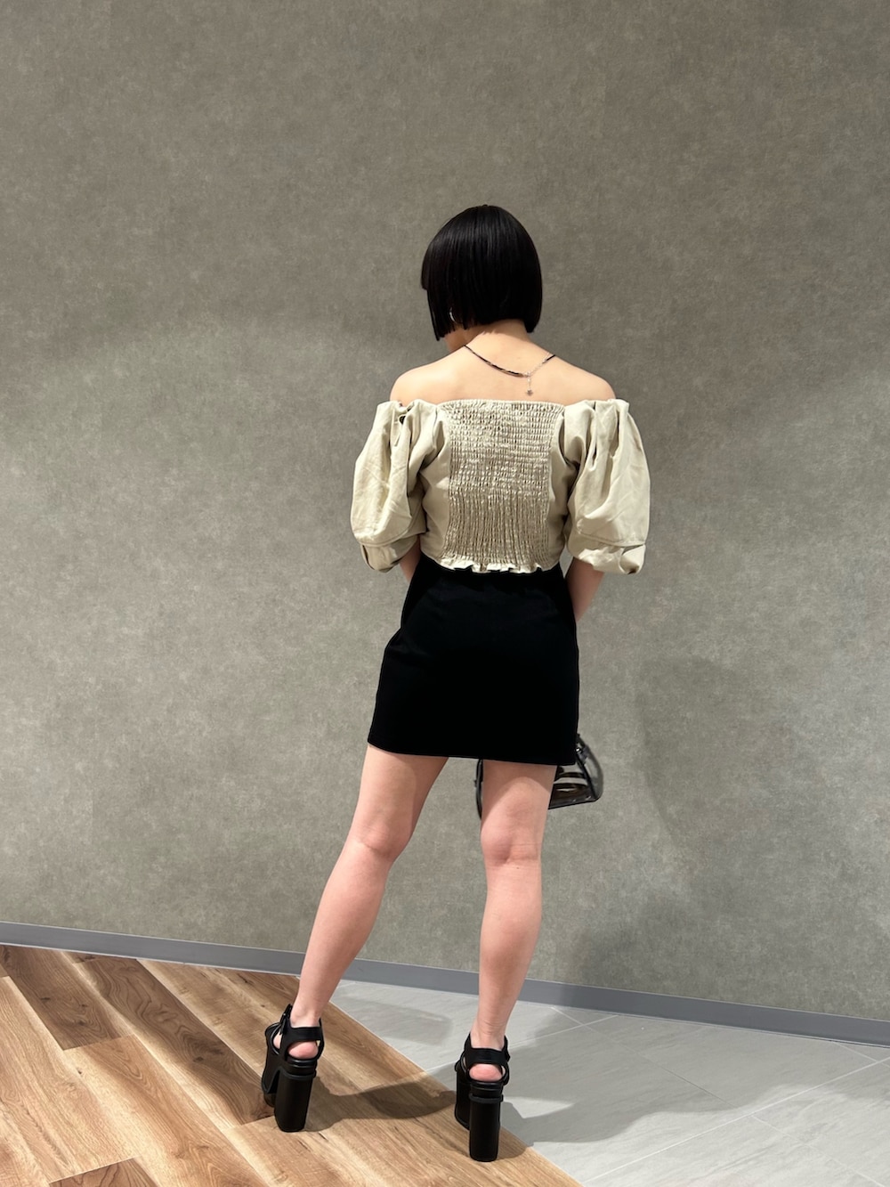 ホワイト系のシャツ/ブラウス、ブラック系のスカート、その他のハンドバッグを着用したレディースの春コーディネートの5枚目の写真