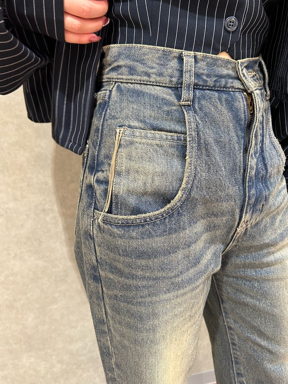 その他のシャツ/ブラウス、ブルー系のデニムパンツ、ブラック系のサンダルを着用したレディースの夏コーディネートの7枚目の写真