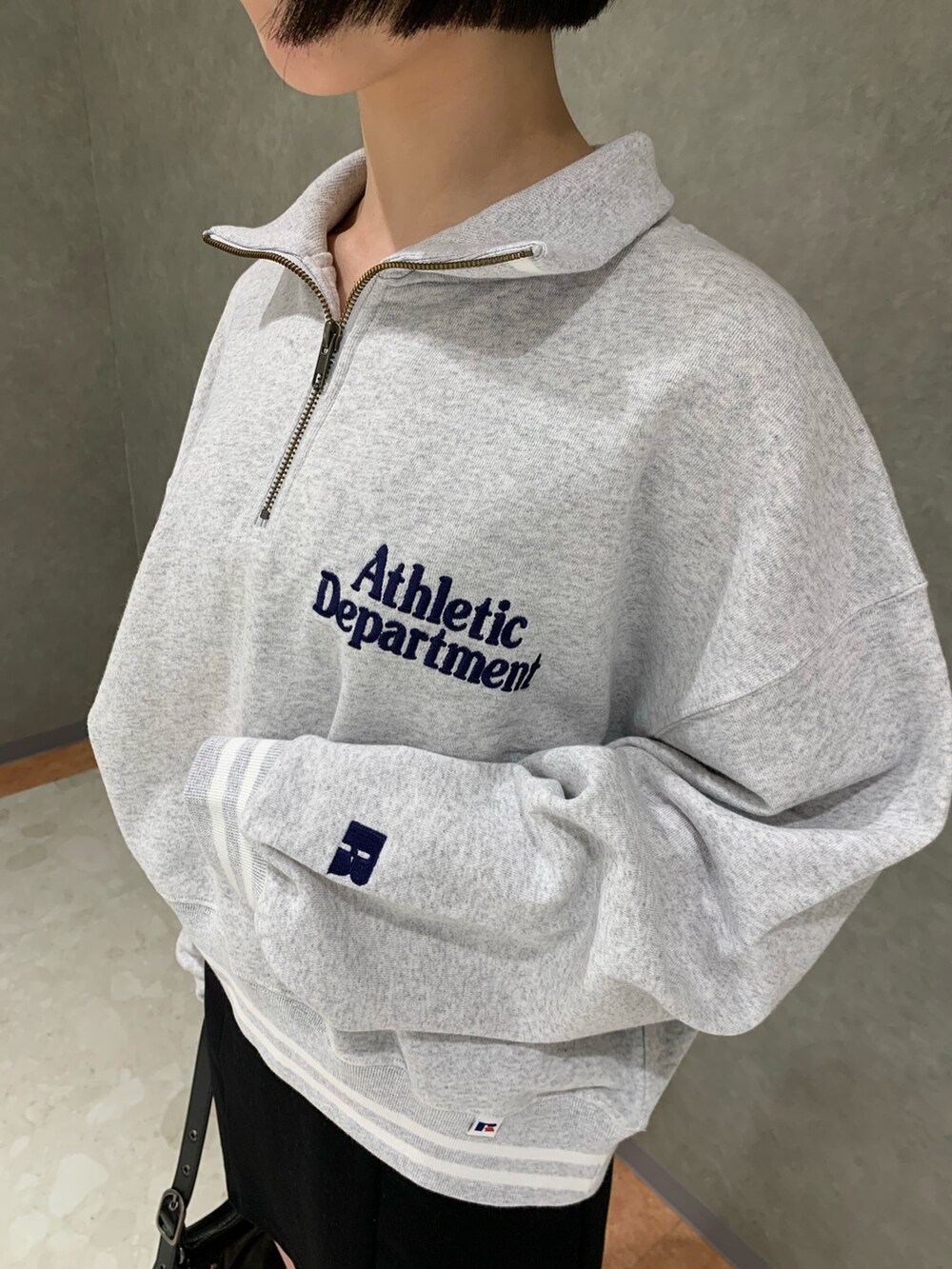 グレー系のTシャツ/カットソー、ブラック系のスカート、ブラック系のハンドバッグを着用したレディースの春コーディネートの4枚目の写真