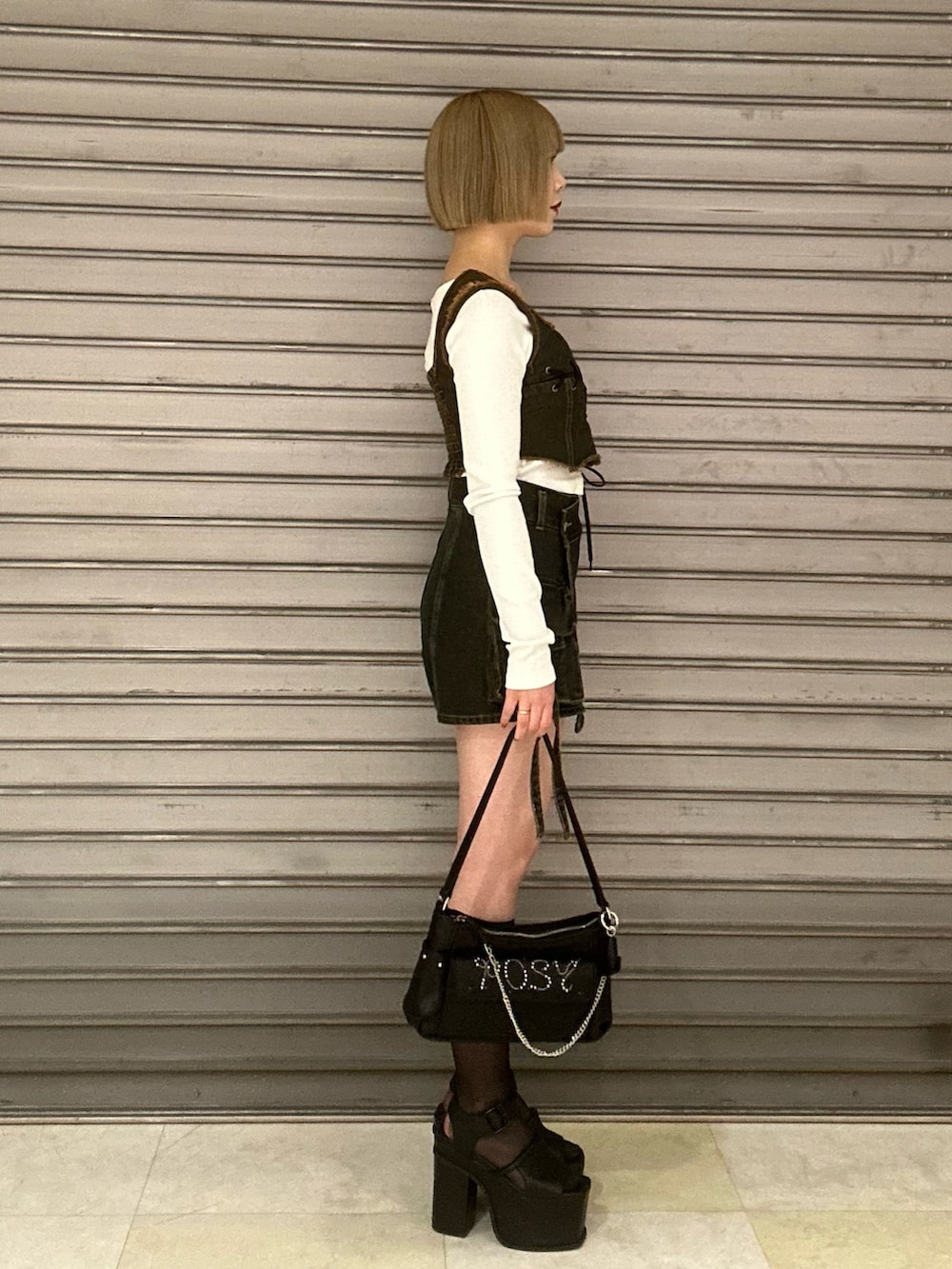 ブルー系のタンクトップ、ブルー系のその他パンツ、ホワイト系のTシャツ/カットソーを着用したレディースの春コーディネートの2枚目の写真