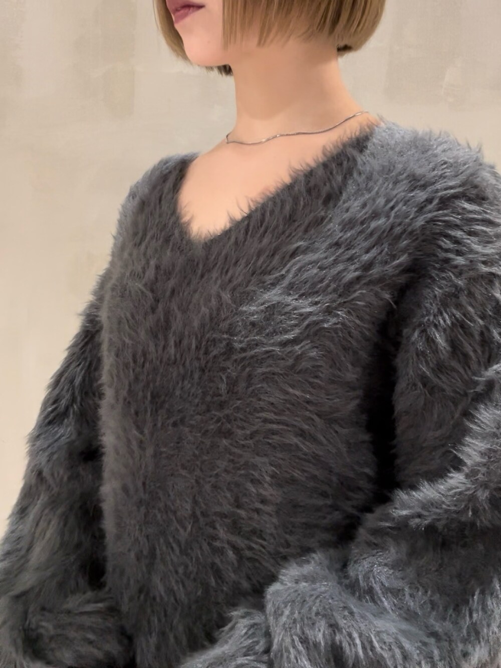 その他のブーツ、ホワイト系のダウンジャケット/コート、グレー系のワンピースを着用したレディースの冬コーディネートの4枚目の写真