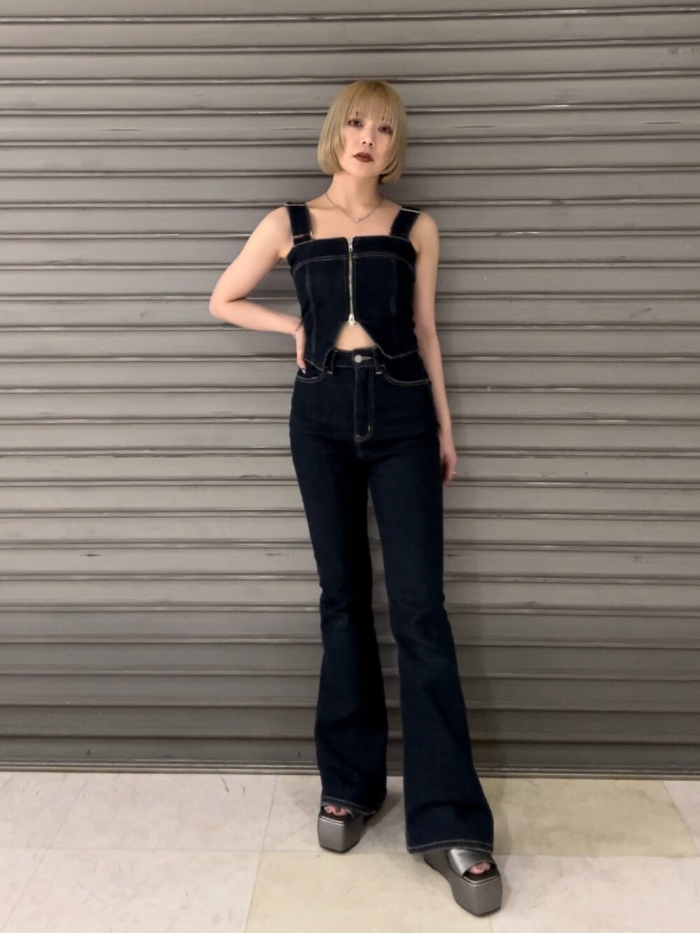 ブルー系のサロペット/オーバーオール、ホワイト系のシャツ/ブラウス、シルバー系のサンダルを着用したレディースの春コーディネートの2枚目の写真