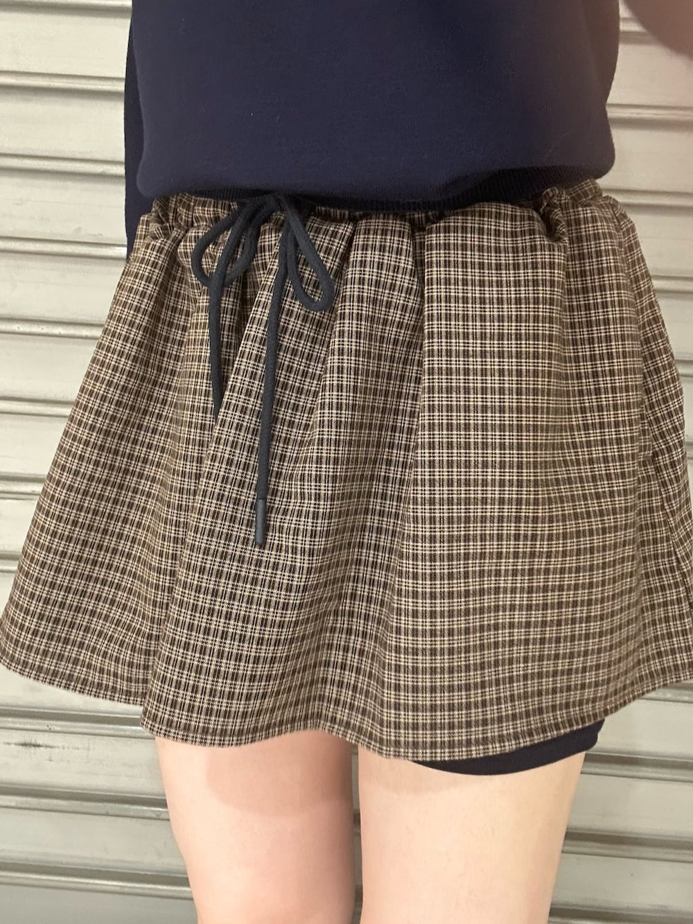 ブラック系のスニーカー、ブルー系のシャツ/ブラウス、ブルー系のスカートを着用したレディースの冬コーディネートの5枚目の写真