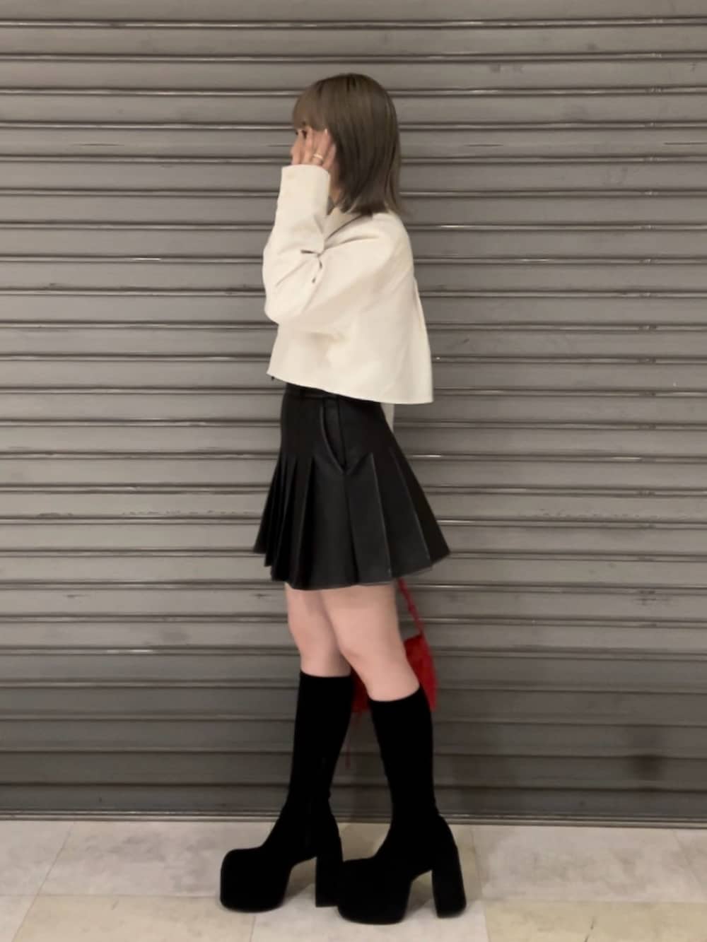 ホワイト系のシャツ/ブラウス、ブラック系のスカート、レッド系のショルダーバッグを着用したレディースの秋コーディネートの2枚目の写真