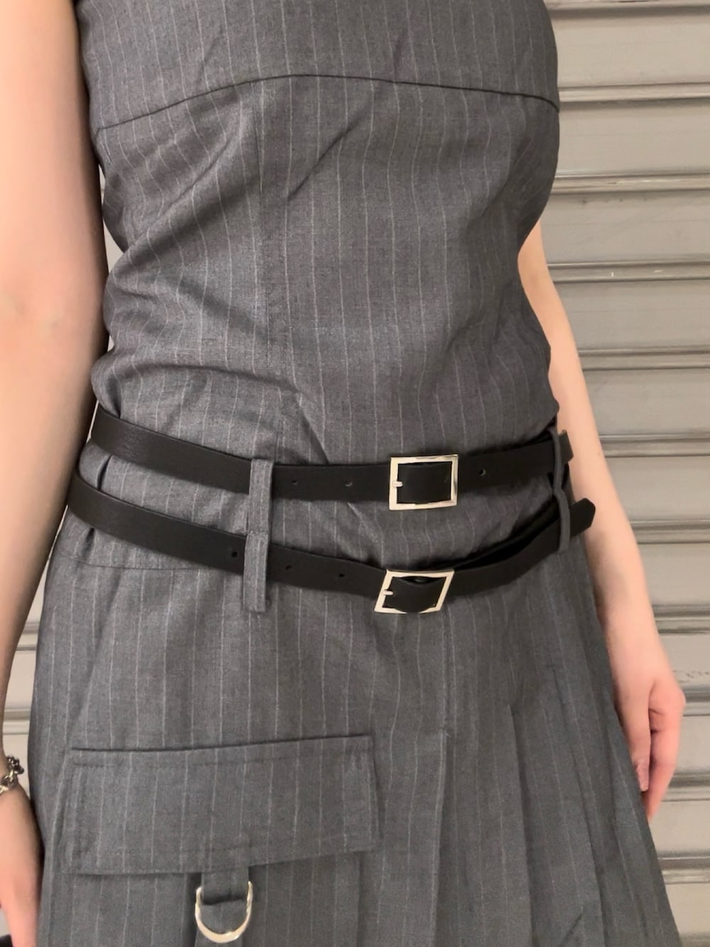 その他のワンピース、ブラック系のサンダル、ブラック系のショルダーバッグを着用したレディースの夏コーディネートの5枚目の写真