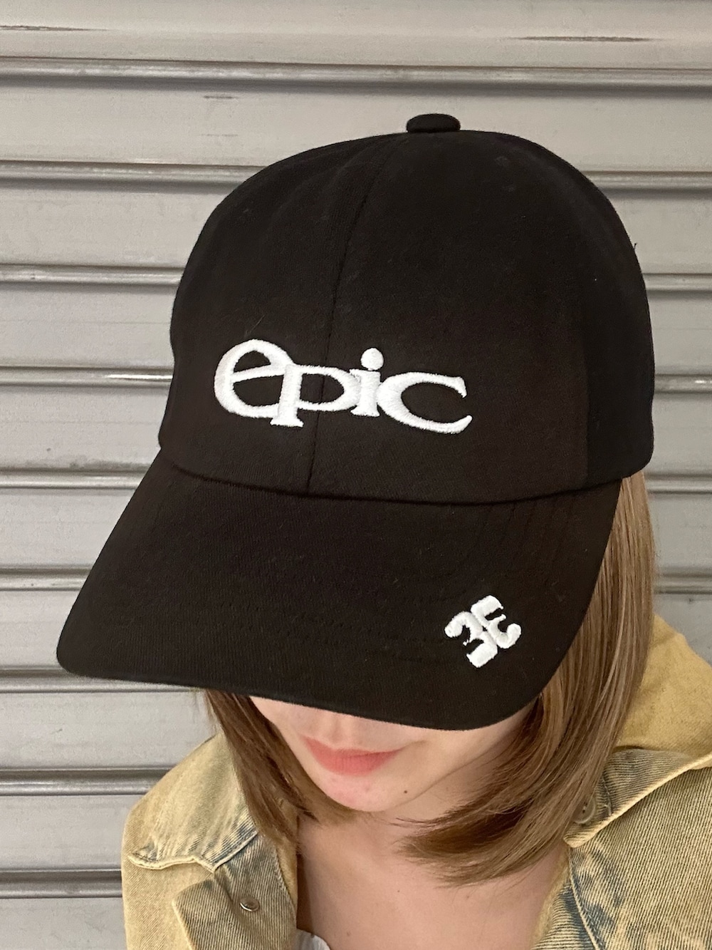 ブラック系のブーツ、ホワイト系のTシャツ/カットソー、ベージュ系のデニムジャケットを着用したレディースの春コーディネートの8枚目の写真