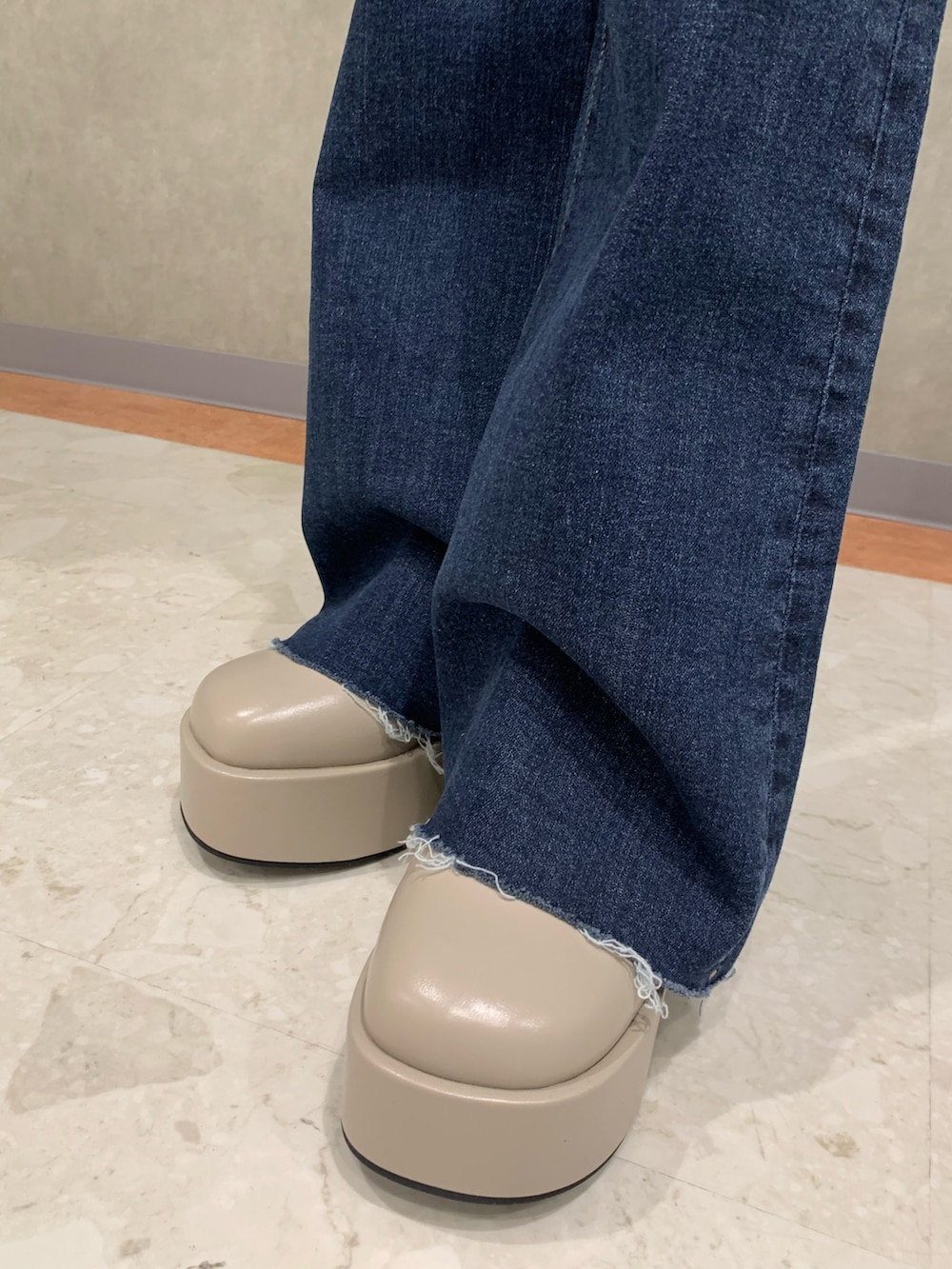 ブルー系のデニムパンツ、ブルー系のデニムジャケット、ブラック系のキャミソールを着用したレディースの春コーディネートの5枚目の写真