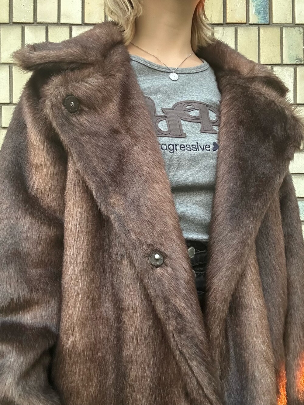 ブラック系のブーツ、ブラウン系のその他アウター、グレー系のTシャツ/カットソーを着用したレディースの秋コーディネートの9枚目の写真