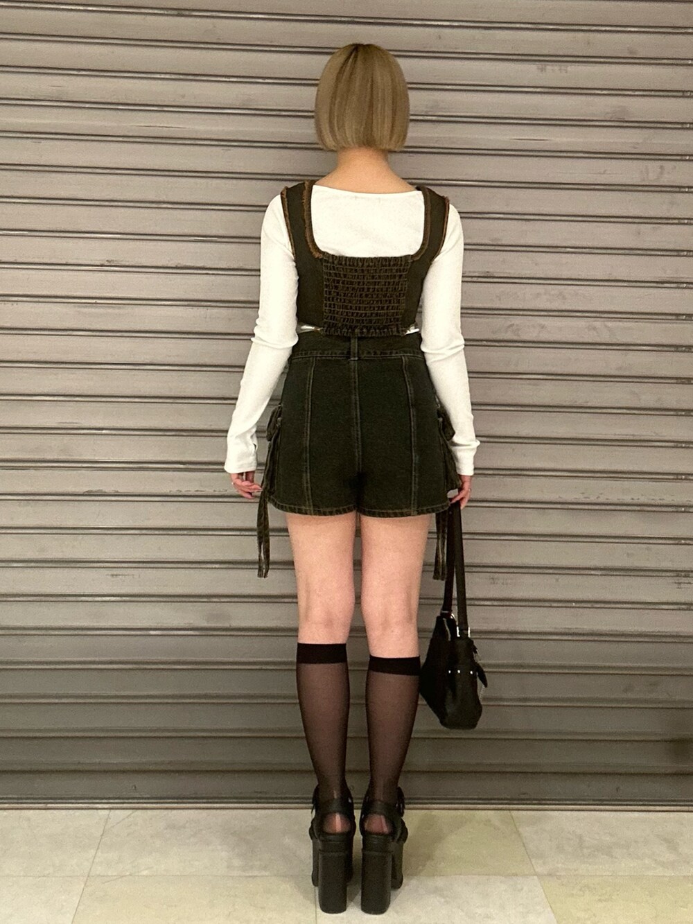 ブルー系のタンクトップ、ブルー系のその他パンツ、ホワイト系のTシャツ/カットソーを着用したレディースの春コーディネートの3枚目の写真