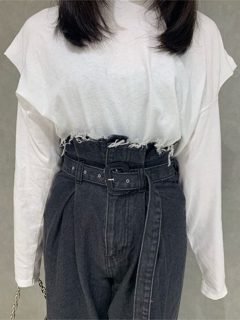 ブラック系のブーツ、ブラック系のデニムパンツ、ホワイト系のTシャツ/カットソーを着用したレディースの秋コーディネートの3枚目の写真