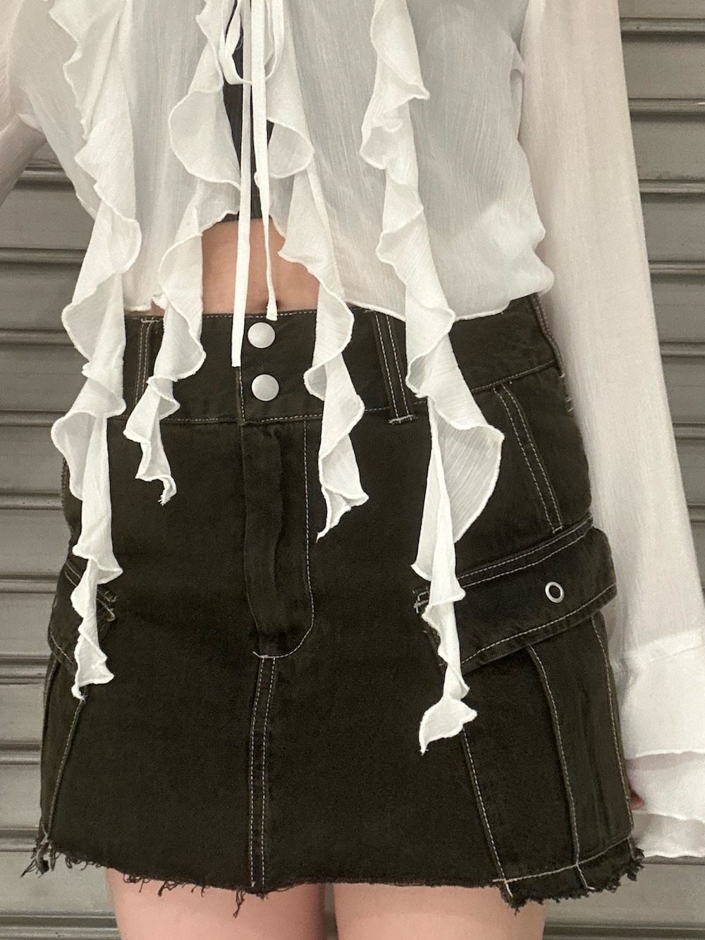 グレー系のTシャツ/カットソー、ホワイト系のシャツ/ブラウス、ブラック系のスカートを着用したレディースの春コーディネートの5枚目の写真