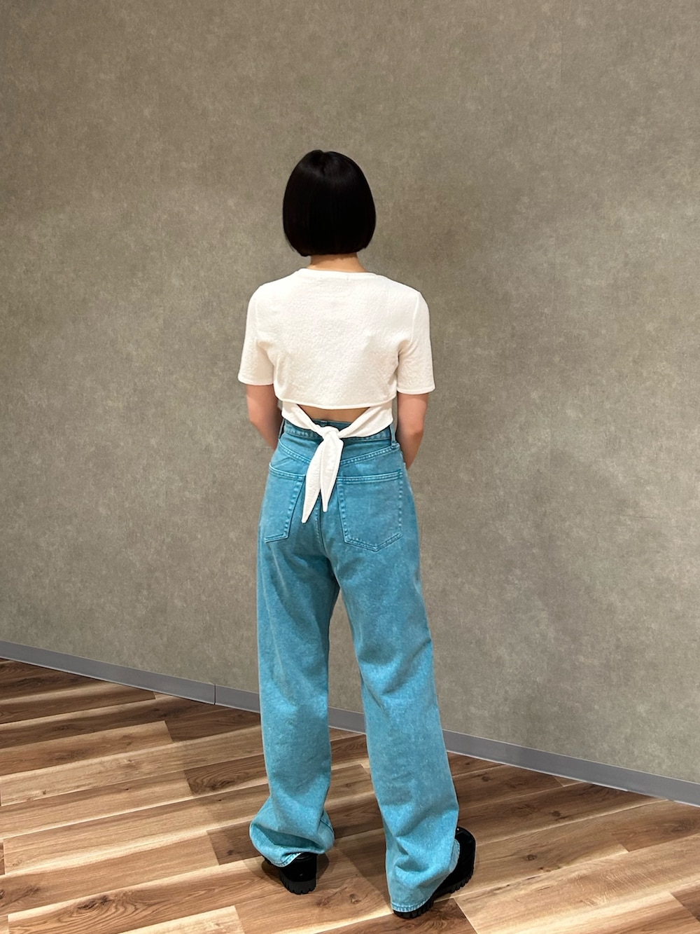 ホワイト系のTシャツ/カットソー、グリーン系のデニムパンツ、ブラック系のサンダルを着用したレディースの夏コーディネートの2枚目の写真