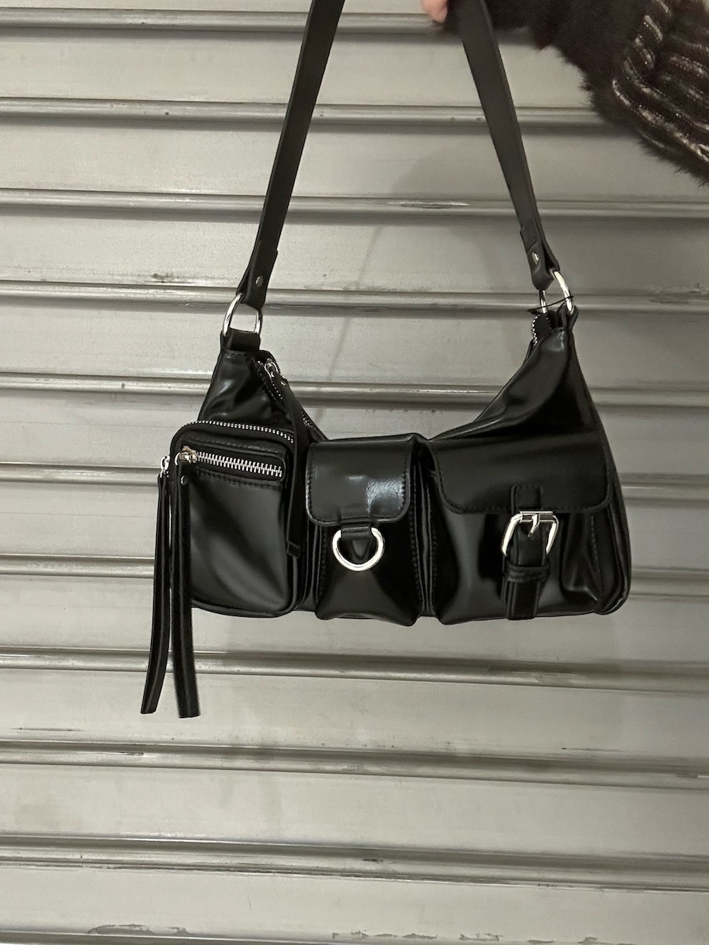 ブラウン系のニット/セーター、ブラウン系のスカート、ブラック系のブーツを着用したレディースの秋コーディネートの7枚目の写真