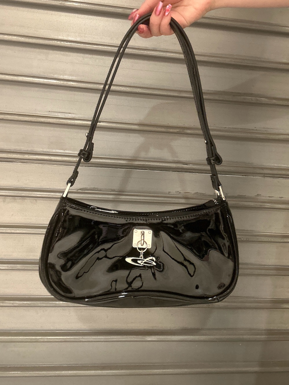 ブラック系のショルダーバッグ、ホワイト系のTシャツ/カットソー、ブルー系のデニムパンツを着用したレディースの春コーディネートの6枚目の写真