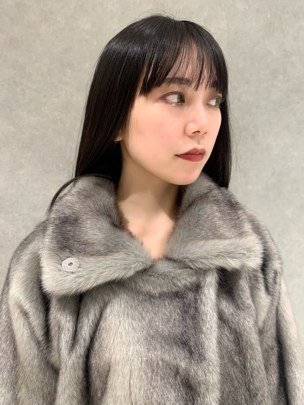 グレー系のその他アウター、ブラック系のブーツ、ブラック系のハンドバッグを着用したレディースの冬コーディネートの5枚目の写真