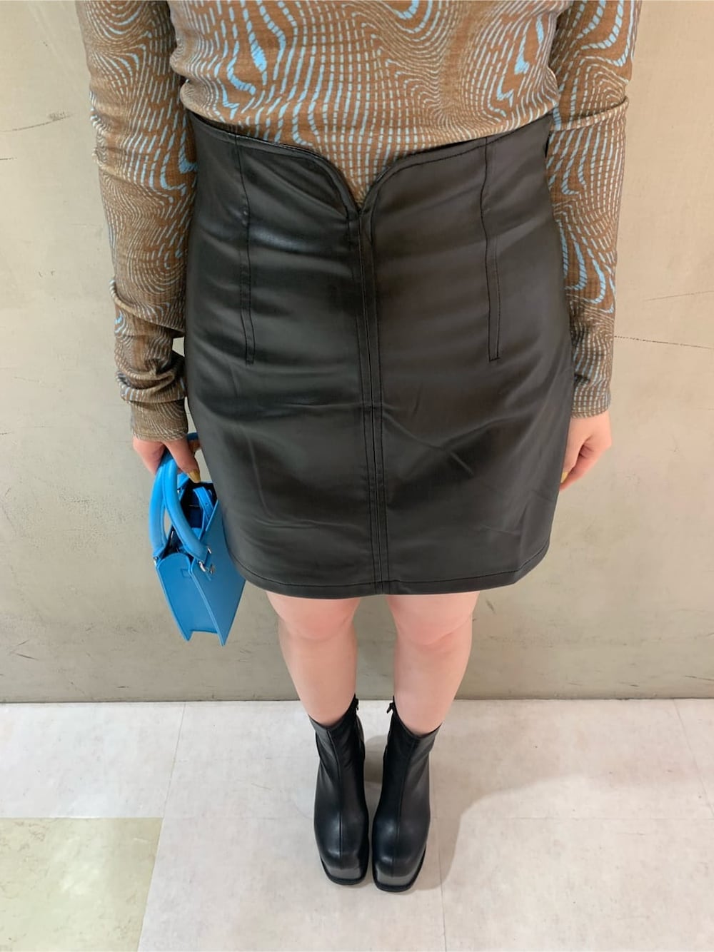 ブルー系のハンドバッグ、その他のスカート、その他のTシャツ/カットソーを着用したレディースの秋コーディネートの4枚目の写真