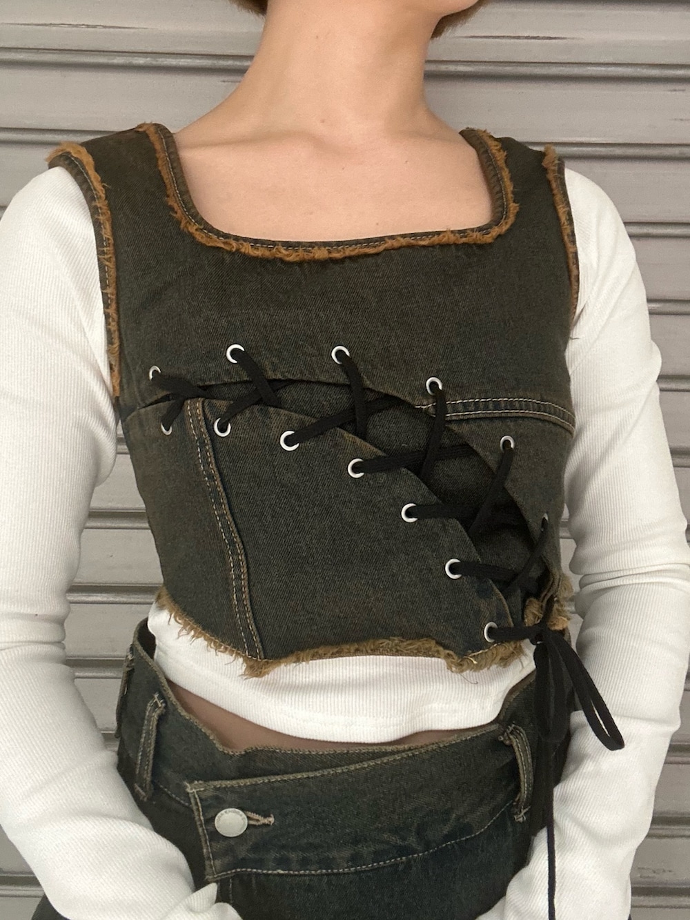 ブルー系のタンクトップ、ブルー系のその他パンツ、ホワイト系のTシャツ/カットソーを着用したレディースの春コーディネートの4枚目の写真