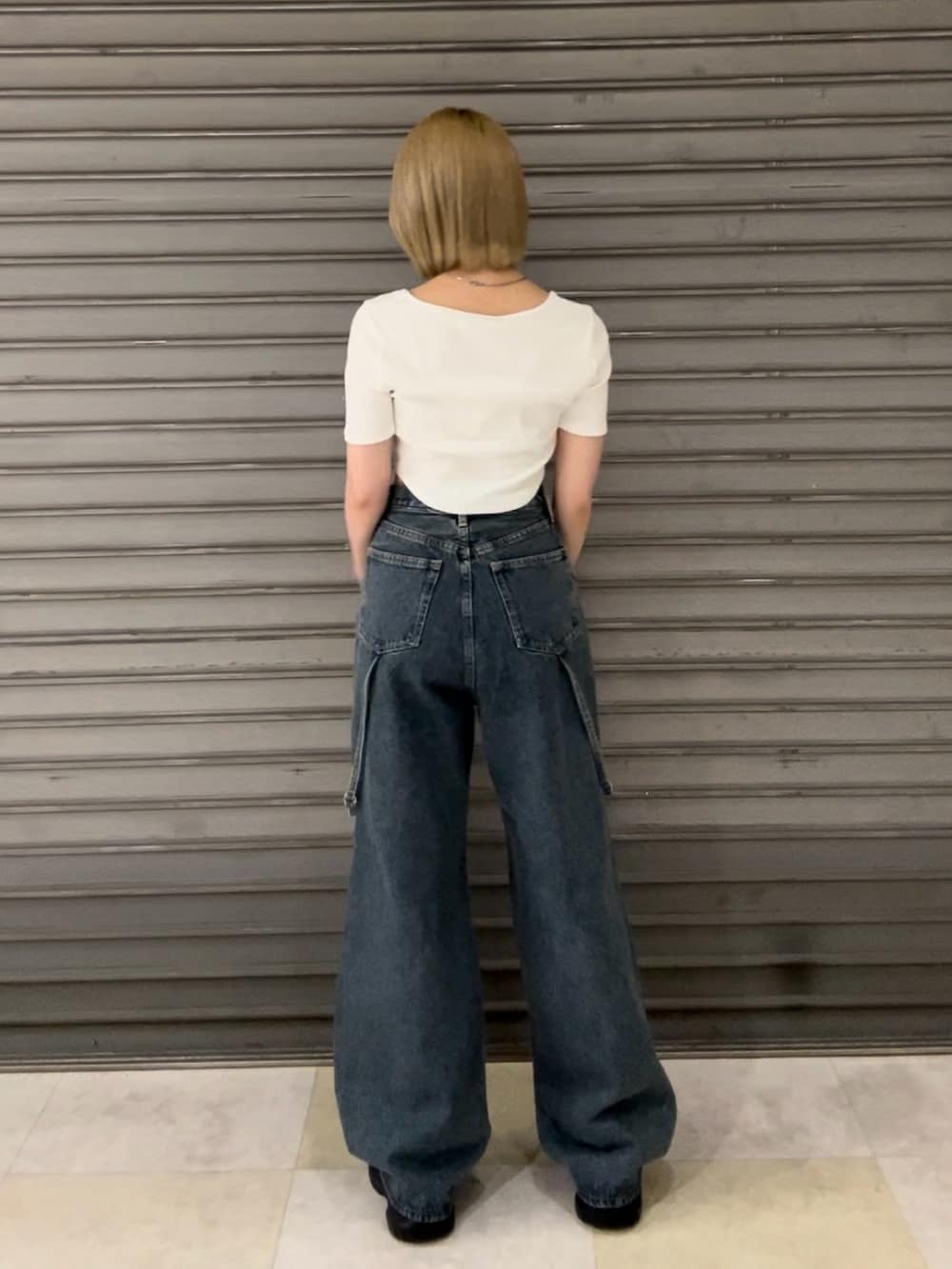 ホワイト系のTシャツ/カットソー、ブルー系のデニムパンツ、ブラック系のサンダルを着用したレディースの夏コーディネートの3枚目の写真