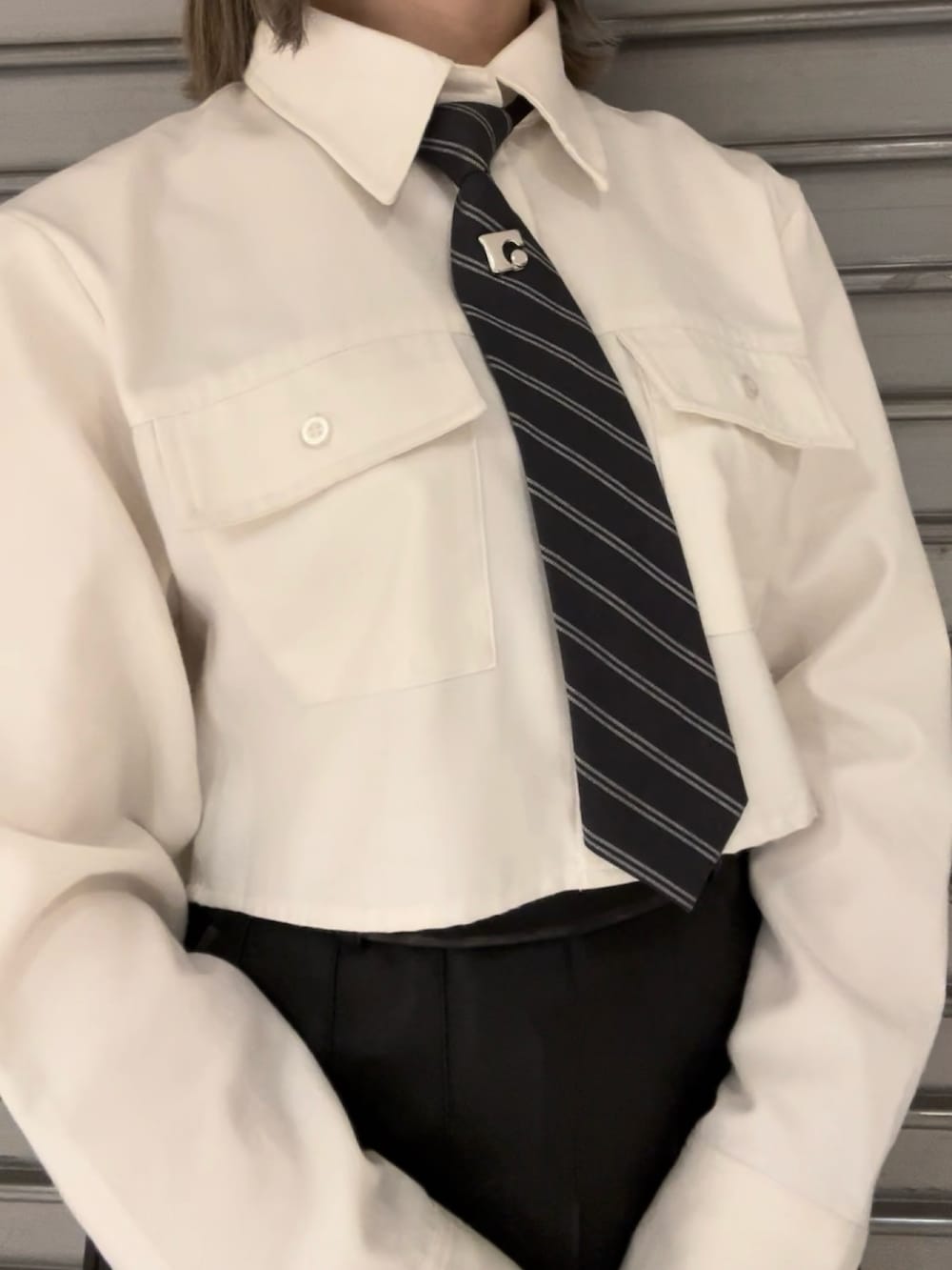 ホワイト系のシャツ/ブラウス、ブラック系のスカート、レッド系のショルダーバッグを着用したレディースの秋コーディネートの4枚目の写真