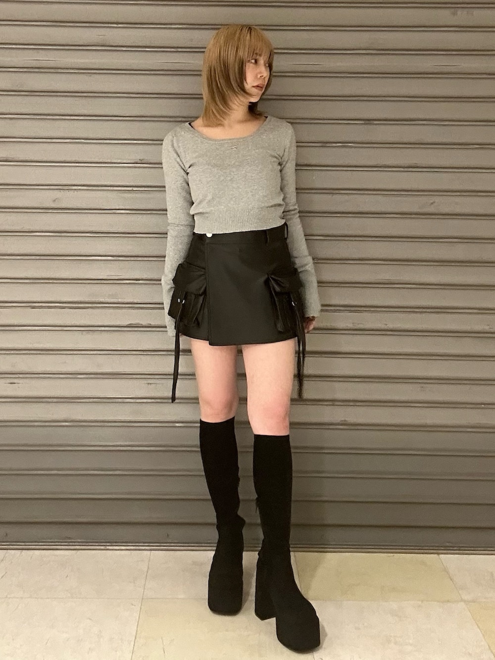 ブラック系のシャツ/ブラウス、グレー系のニット/セーター、ブラック系のその他パンツを着用したレディースの冬コーディネートの7枚目の写真