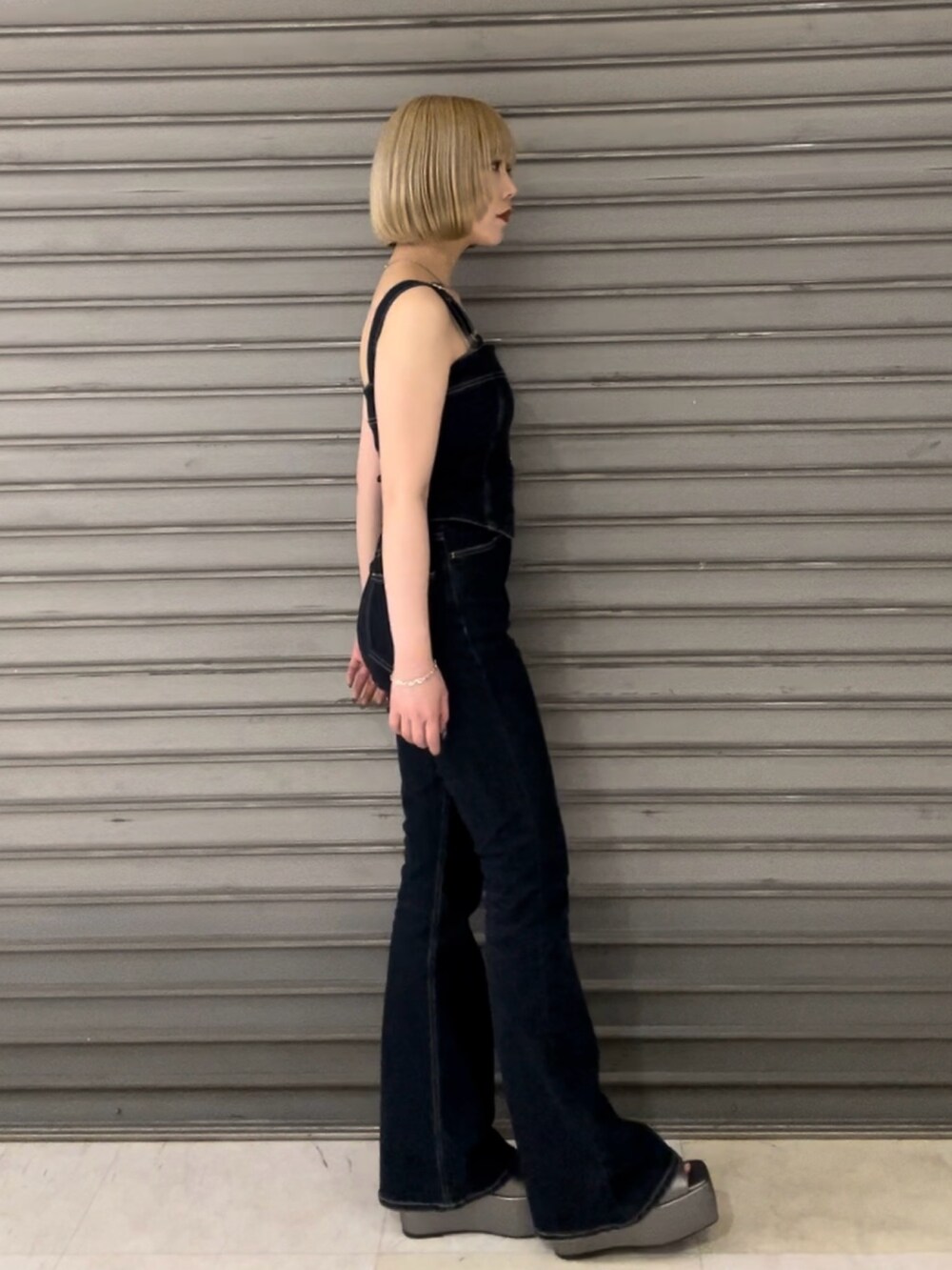 ブルー系のサロペット/オーバーオール、ホワイト系のシャツ/ブラウス、シルバー系のサンダルを着用したレディースの春コーディネートの4枚目の写真