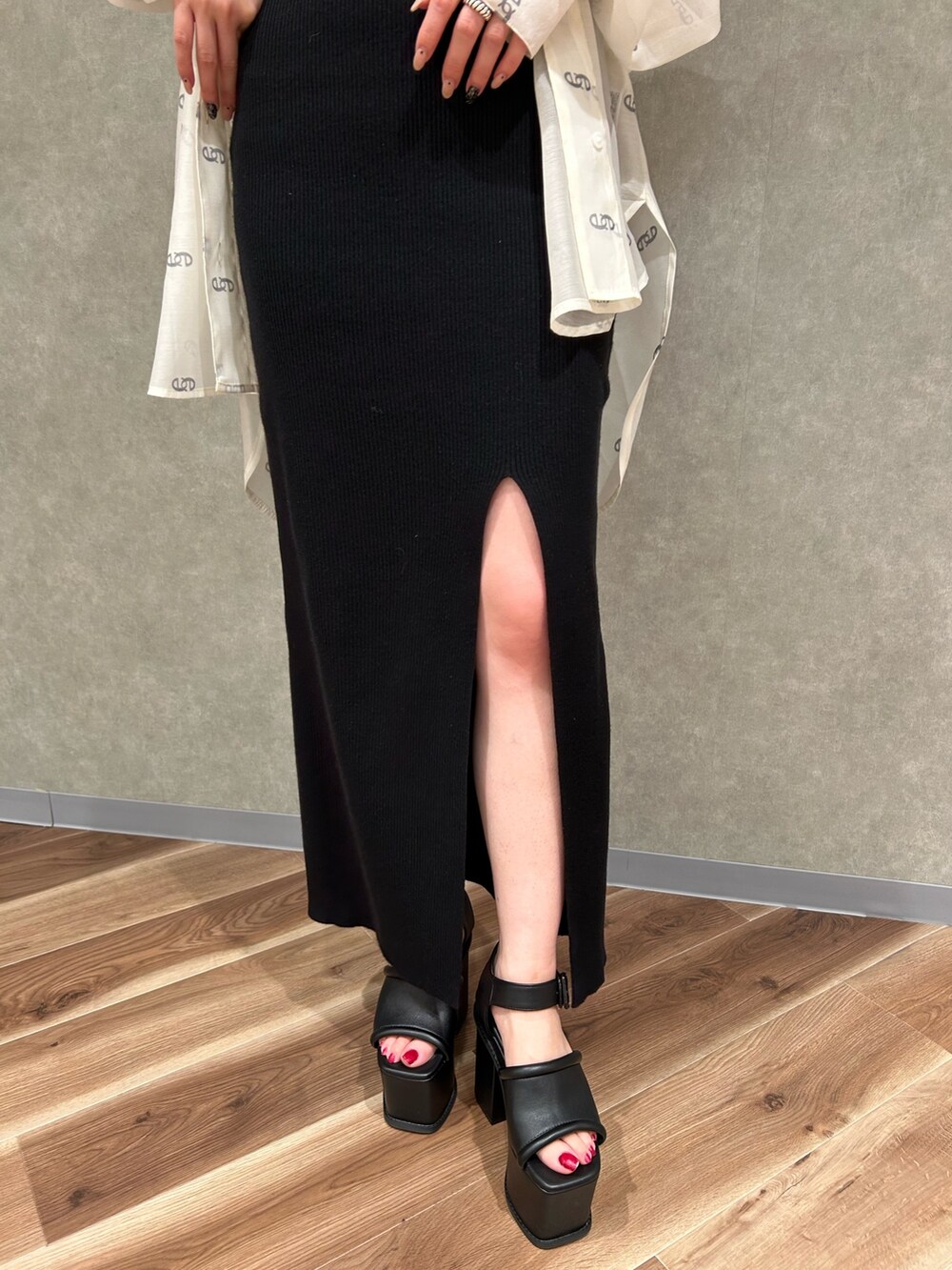 ホワイト系のシャツ/ブラウス、ブラック系のワンピース、ブラック系のサンダルを着用したレディースの春コーディネートの4枚目の写真