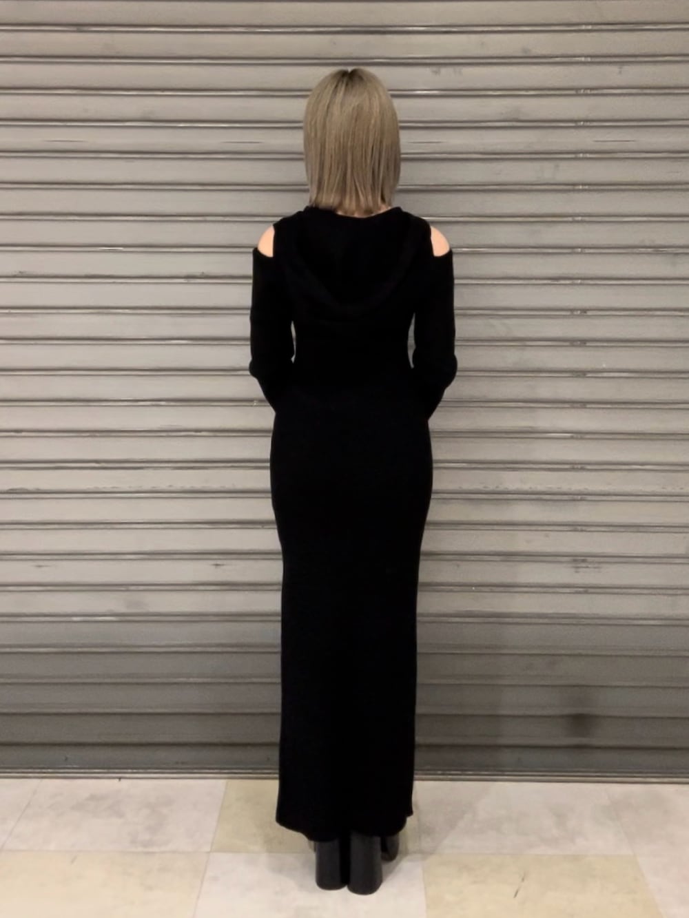 ブラック系のワンピース、ブラック系のハンドバッグ、ブラック系のブーツを着用したレディースの秋コーディネートの5枚目の写真