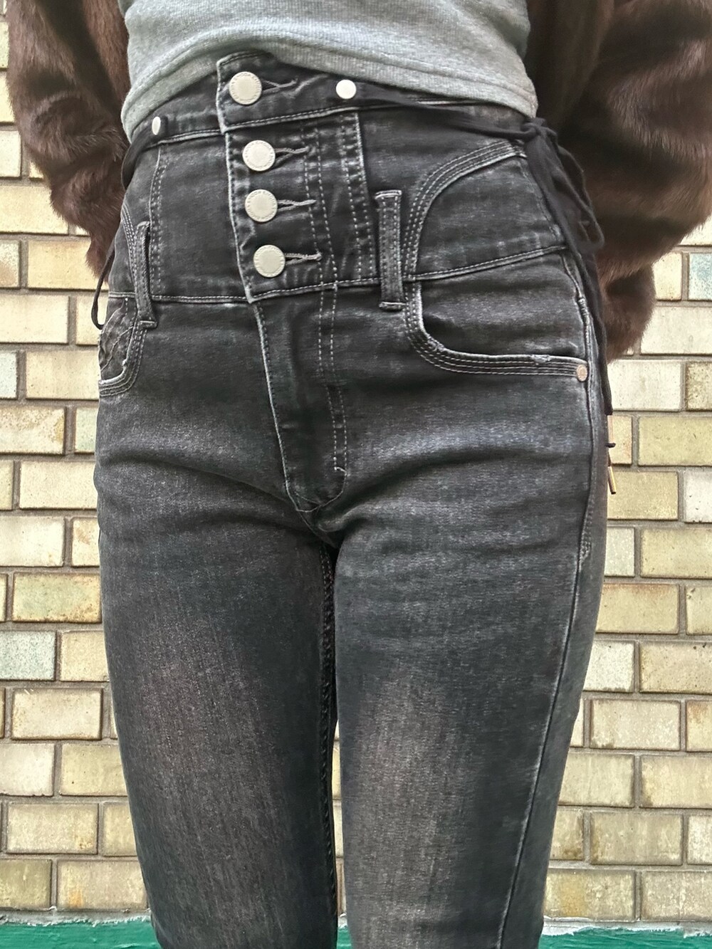 ブラック系のブーツ、ブラウン系のその他アウター、グレー系のTシャツ/カットソーを着用したレディースの秋コーディネートの10枚目の写真