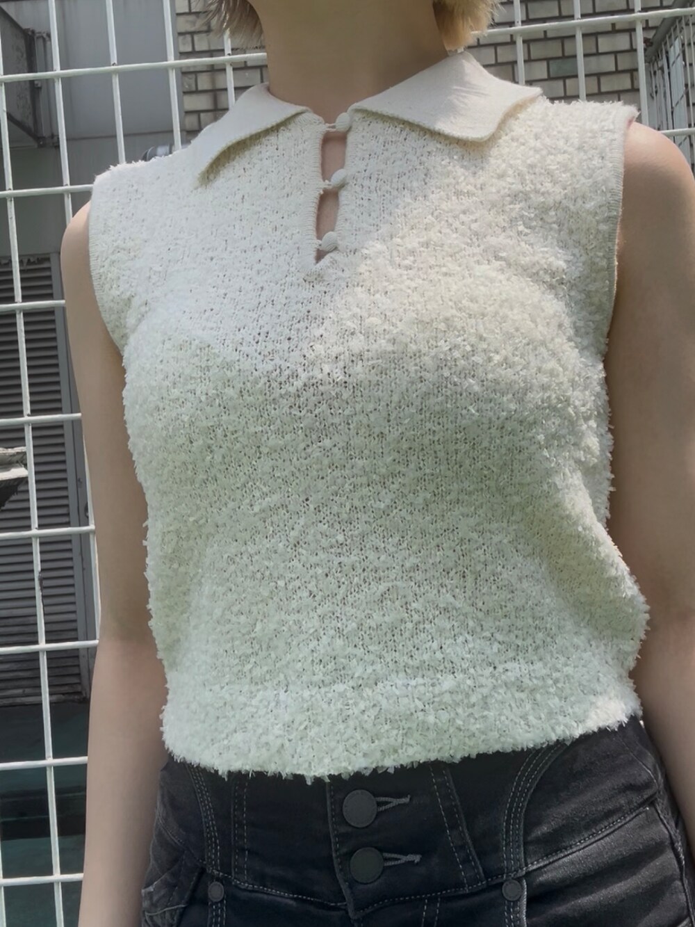 ホワイト系のニット/セーター、ブラウン系のサンダル、ブラック系のサングラスを着用したレディースの夏コーディネートの4枚目の写真