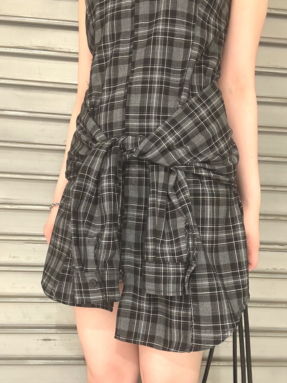 ホワイト系のサンダル、ブラック系のハンドバッグ、グレー系のワンピースを着用したレディースの夏コーディネートの4枚目の写真