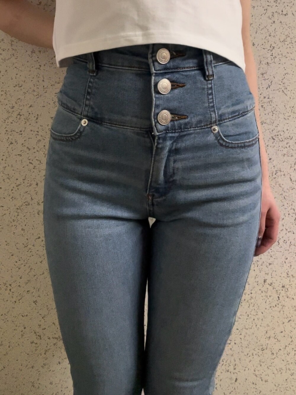 ホワイト系のTシャツ/カットソー、ブルー系のデニムパンツ、ブラック系のサンダルを着用したレディースの春コーディネートの5枚目の写真