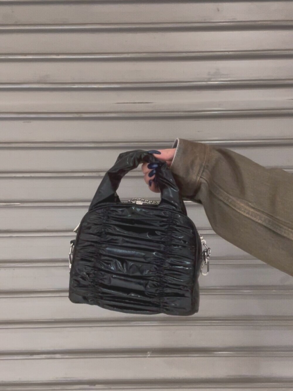 ブラウン系のブルゾン、ホワイト系のニット/セーター、ブラウン系のスカートを着用したレディースの冬コーディネートの9枚目の写真