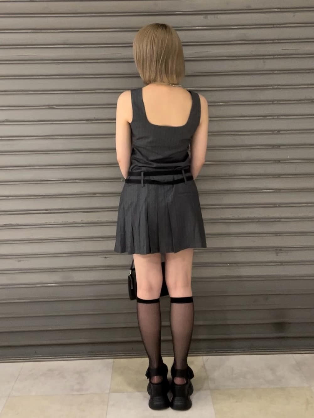 その他のワンピース、ブラック系のサンダル、ブラック系のショルダーバッグを着用したレディースの夏コーディネートの3枚目の写真