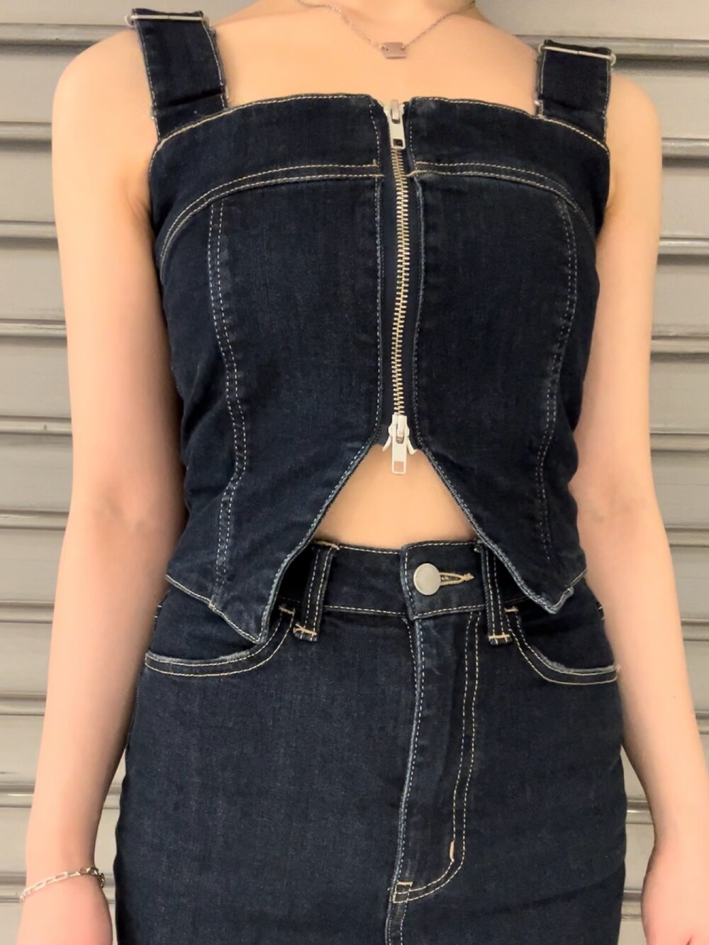 ブルー系のサロペット/オーバーオール、ホワイト系のシャツ/ブラウス、シルバー系のサンダルを着用したレディースの春コーディネートの6枚目の写真