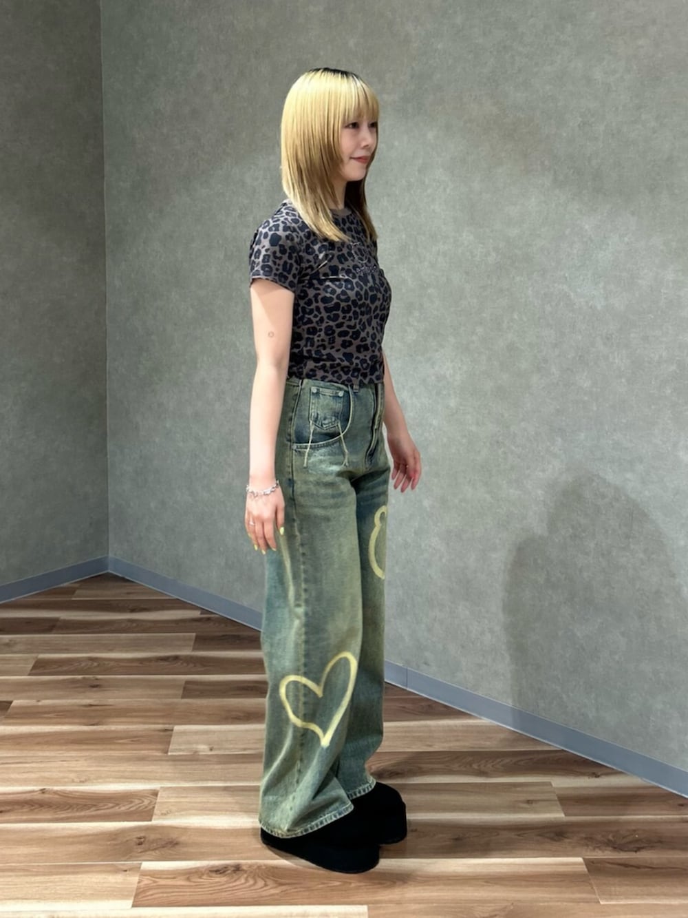ブラウン系のTシャツ/カットソー、ブルー系のデニムパンツ、ブラック系のスリッポンを着用したレディースの夏コーディネートの2枚目の写真