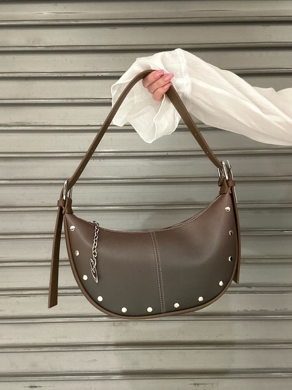 グレー系のTシャツ/カットソー、ホワイト系のシャツ/ブラウス、ブラック系のスカートを着用したレディースの春コーディネートの6枚目の写真