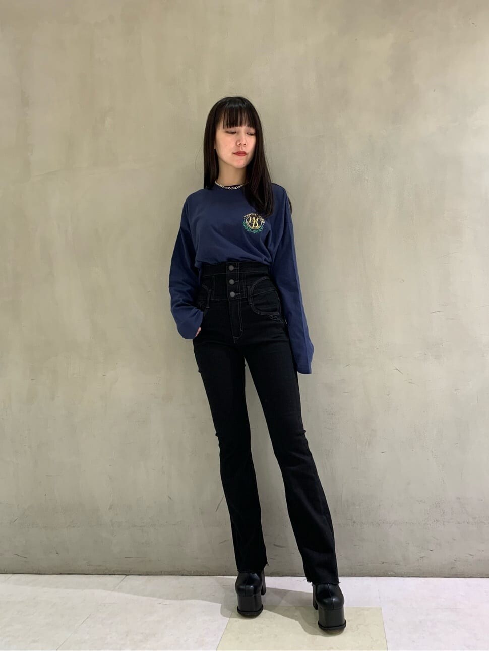 ブラック系のブーツ、ブラック系のデニムパンツ、ブルー系のTシャツ/カットソーを着用したレディースの秋コーディネートの2枚目の写真