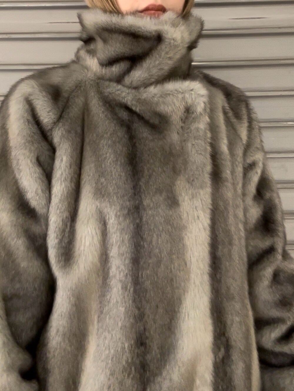 ブラック系のニット/セーター、グレー系のその他アウター、ブラック系のスカートを着用したレディースの冬コーディネートの8枚目の写真