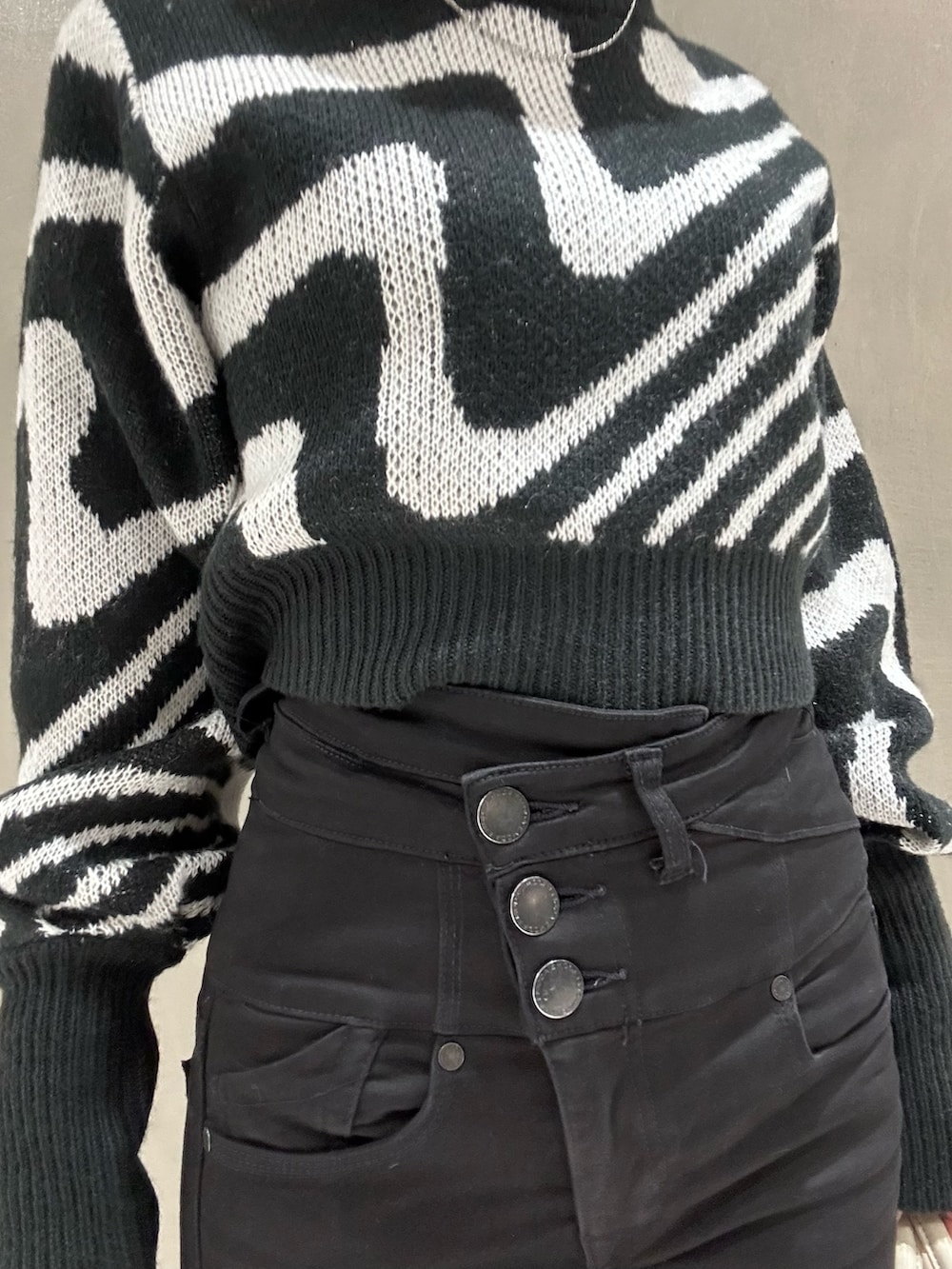 ホワイト系のダウンジャケット/コート、ブラック系のニット/セーター、ブラック系のデニムパンツを着用したレディースの冬コーディネートの8枚目の写真