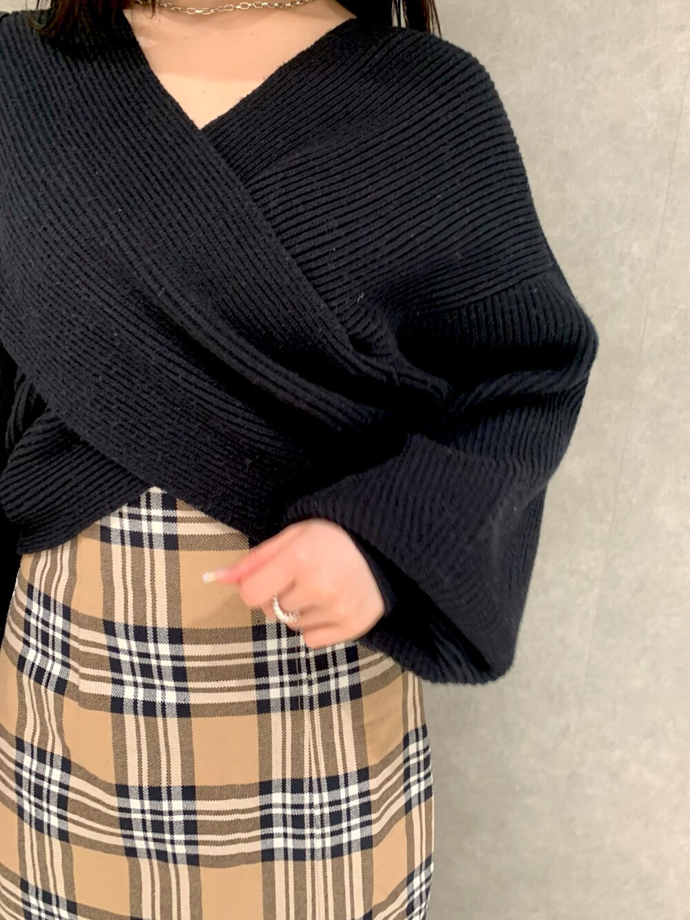 その他のスカート、ブラック系のニット/セーター、ブラック系のハンドバッグを着用したレディースの冬コーディネートの2枚目の写真