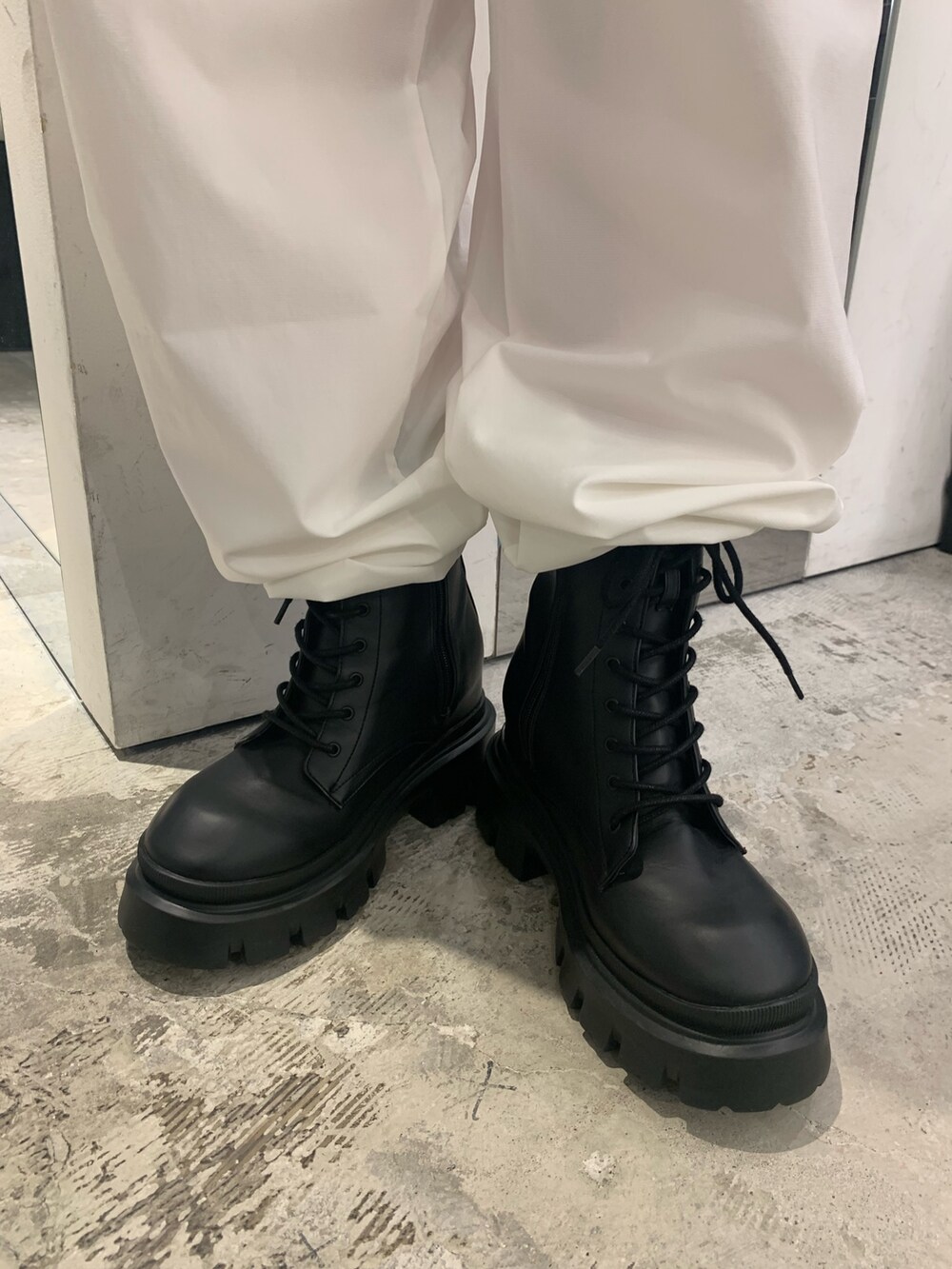 グレー系のシャツ/ブラウス、ブラック系のキャミソール、ホワイト系のその他パンツを着用したレディースの春コーディネートの7枚目の写真