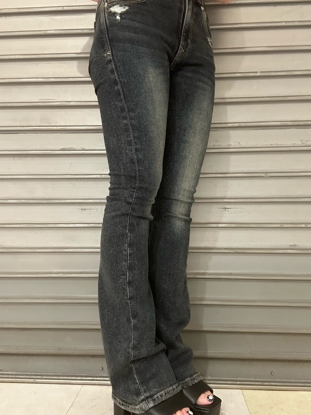 ブラック系のサンダル、ブルー系のデニムパンツ、ブラウン系のニット/セーターを着用したレディースの夏コーディネートの5枚目の写真