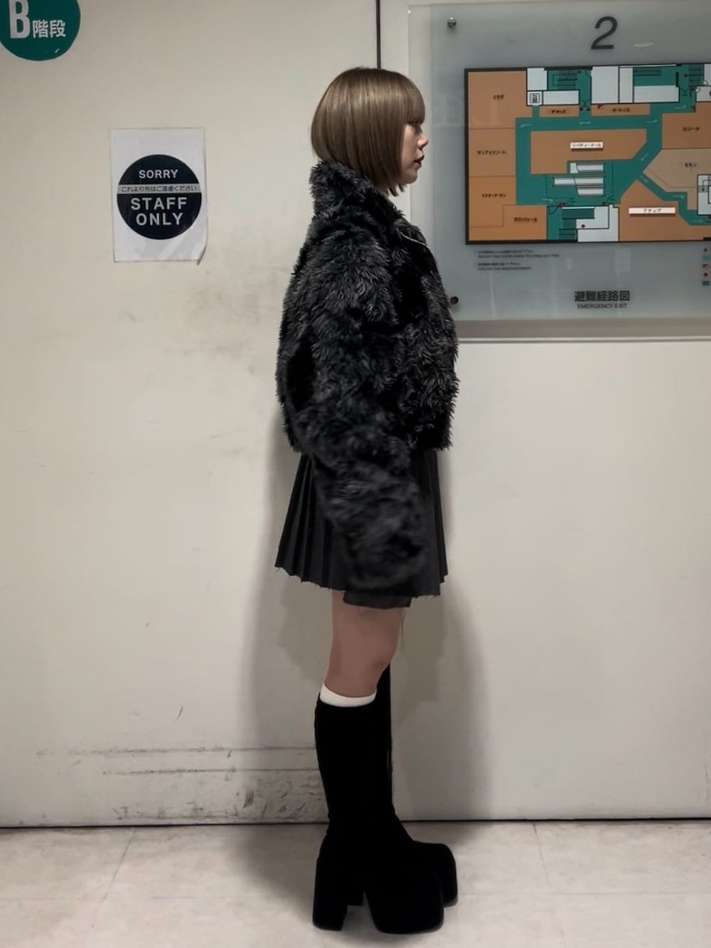 ホワイト系のニット/セーター、その他のブルゾン、グレー系のスカートを着用したレディースの秋コーディネートの3枚目の写真