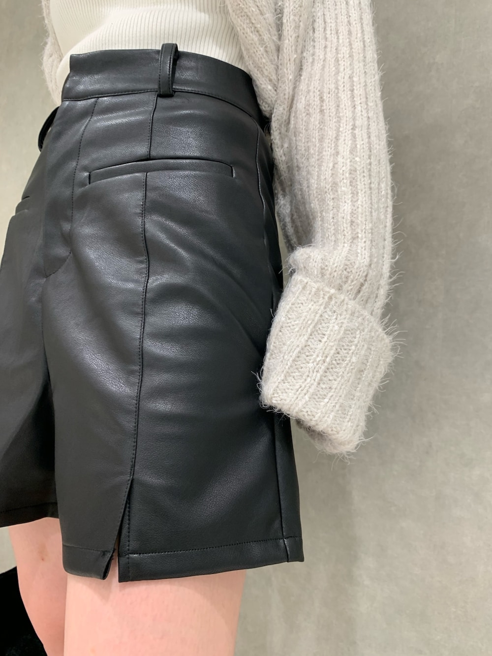 ホワイト系のニット/セーター、ブラック系のブーツ、その他のその他パンツを着用したレディースの秋コーディネートの4枚目の写真