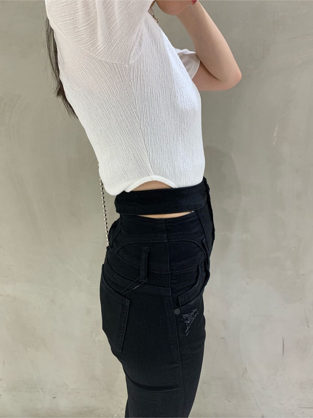 ブラック系のサンダル、ブラック系のデニムパンツ、ホワイト系のTシャツ/カットソーを着用したレディースの夏コーディネートの4枚目の写真