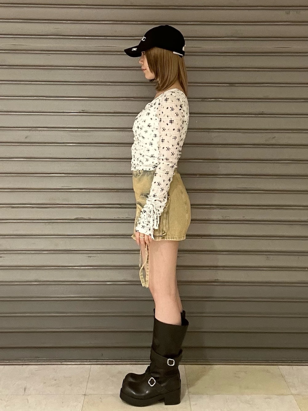 ブラック系のブーツ、ホワイト系のTシャツ/カットソー、ベージュ系のデニムジャケットを着用したレディースの春コーディネートの4枚目の写真
