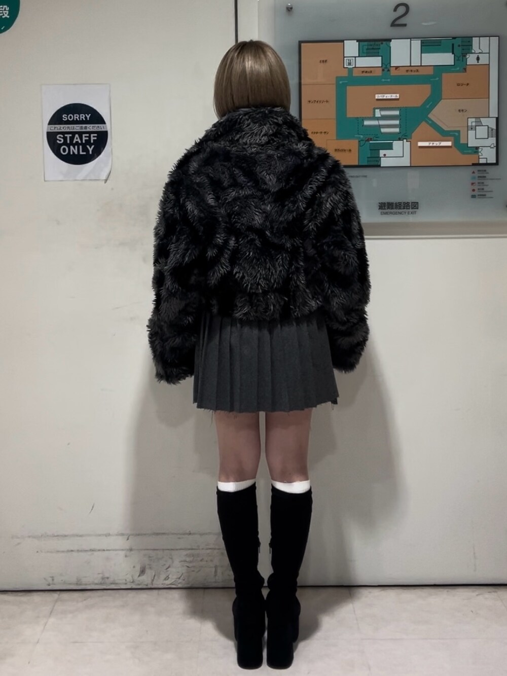 ホワイト系のニット/セーター、その他のブルゾン、グレー系のスカートを着用したレディースの秋コーディネートの5枚目の写真