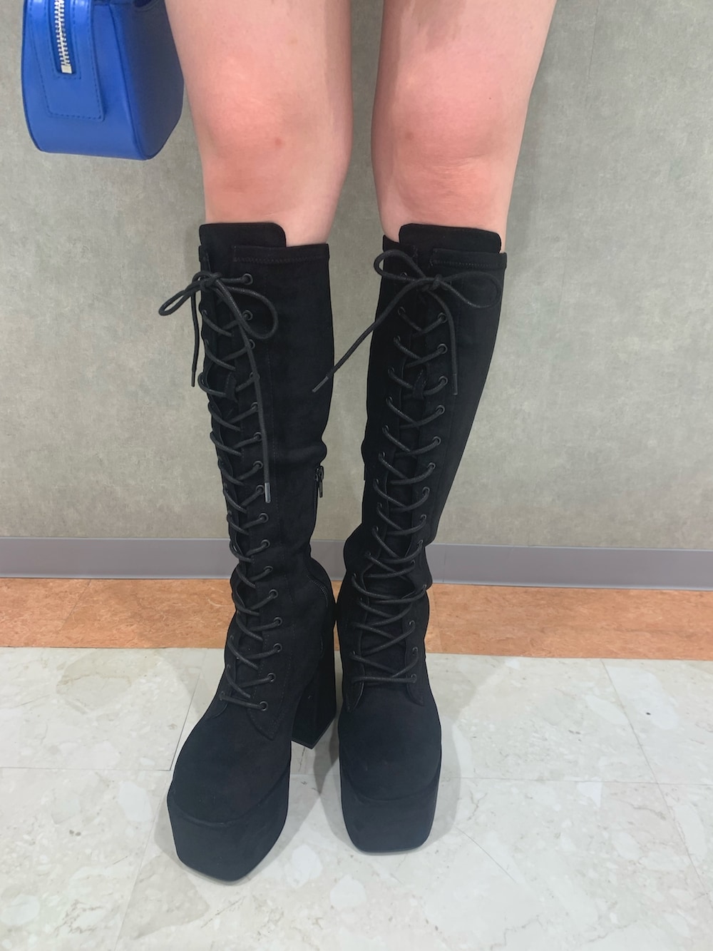 ブラック系のニット/セーター、ベージュ系のスカート、ブラック系のハンドバッグを着用したレディースの冬コーディネートの6枚目の写真