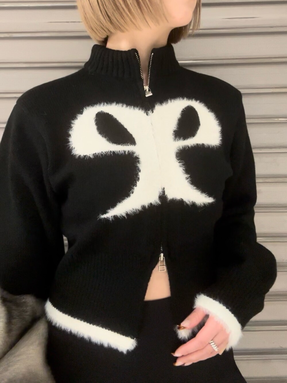 ブラック系のニット/セーター、グレー系のその他アウター、ブラック系のスカートを着用したレディースの冬コーディネートの9枚目の写真